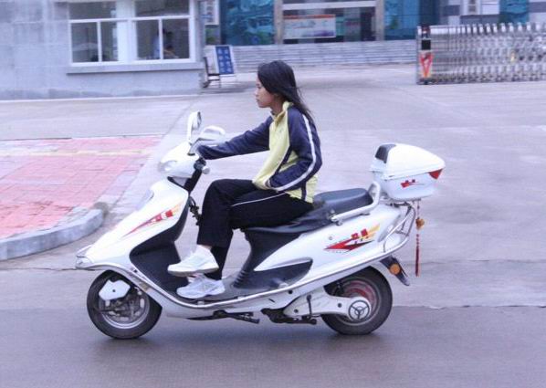 不讓我們騎電動(dòng)車(chē)，你們?yōu)槭裁醋屬u(mài)？