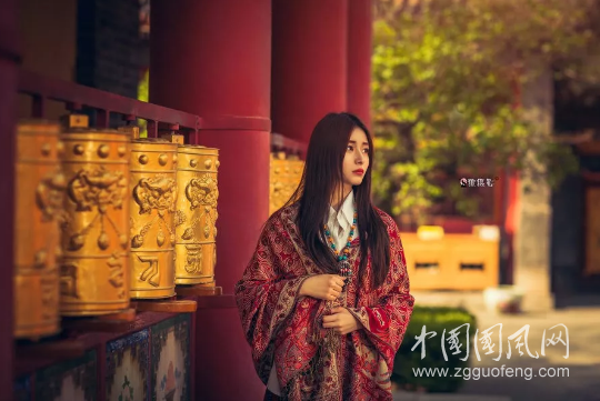倉(cāng)央嘉措在仙女灣的呢喃