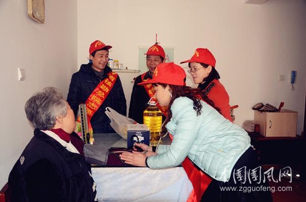 邱春花雨夜護(hù)送老人回家 愛心舉動暖榴城