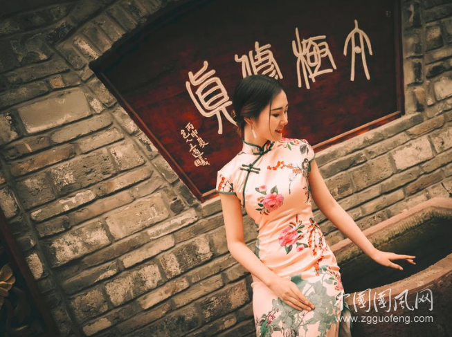  誰念墨箋獨自黃