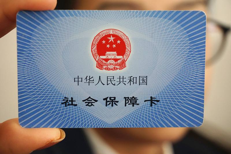 一張社?？芨啥嗌偈?？ 近九成加載了金融功能