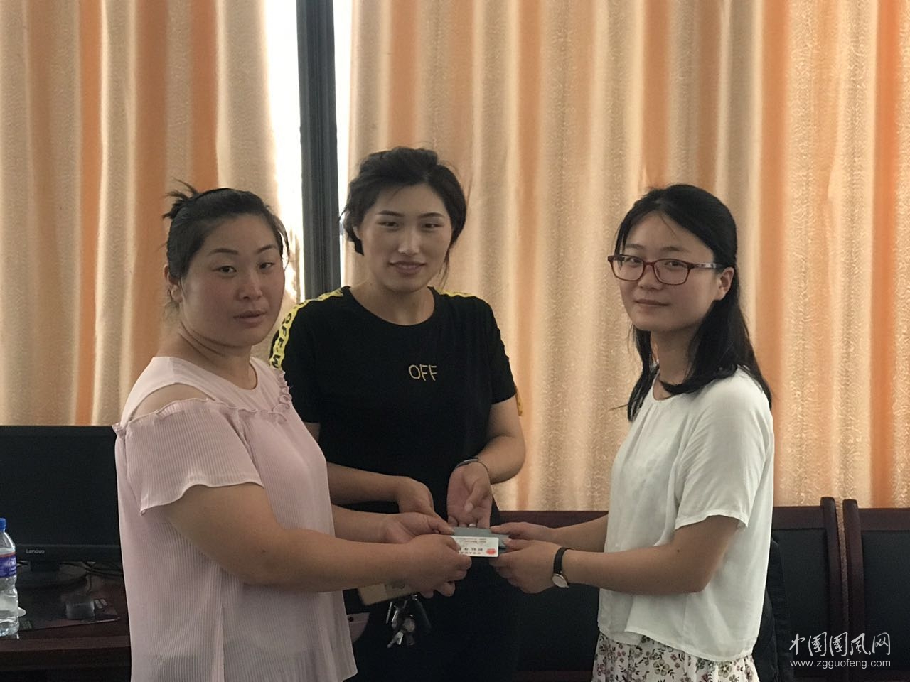 考試女學(xué)員拾金不昧交失主  (  文/謝圣元)