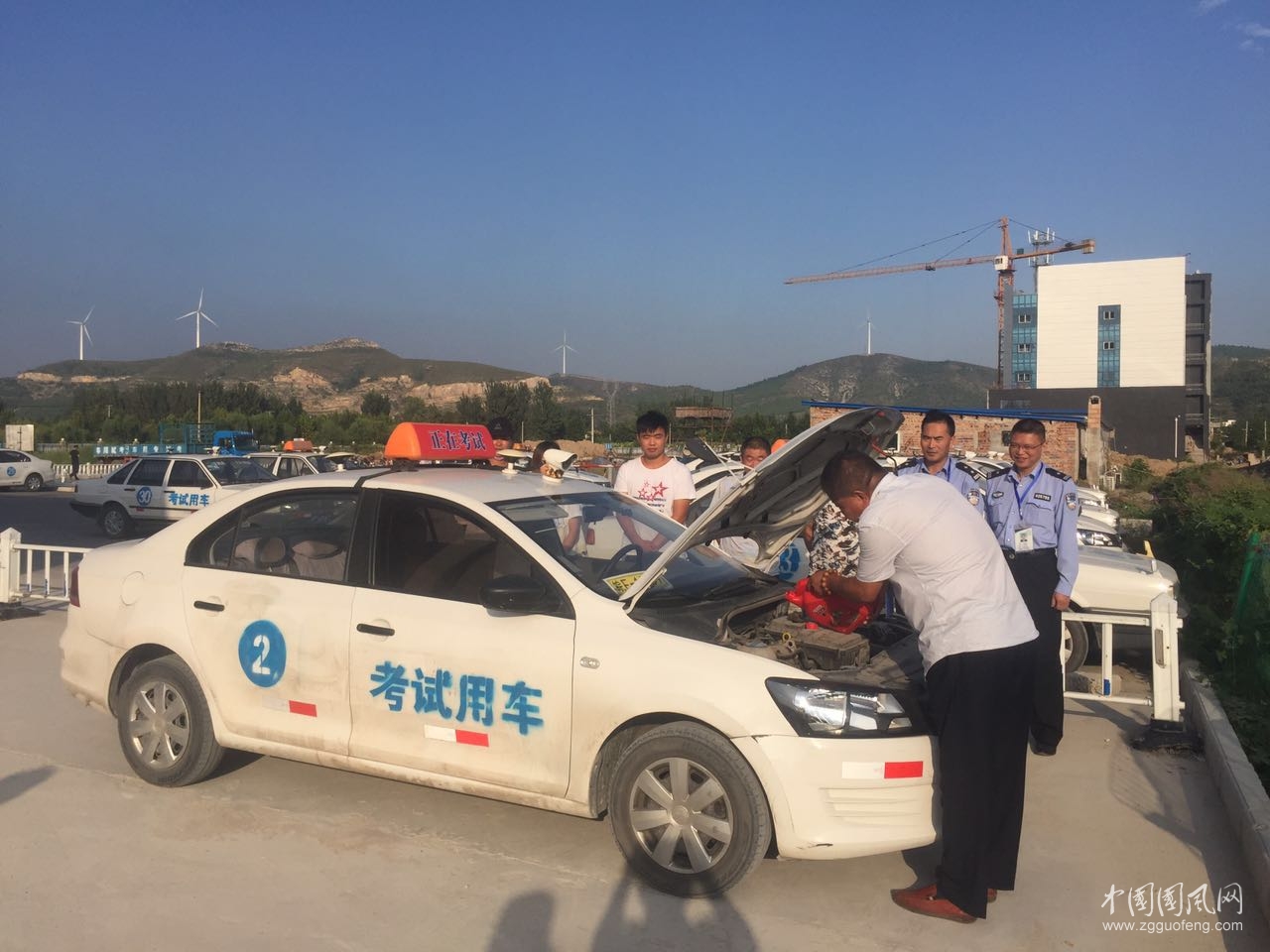 創(chuàng)城攻堅戰(zhàn)駕校主動維護考試車輛    文/謝圣元