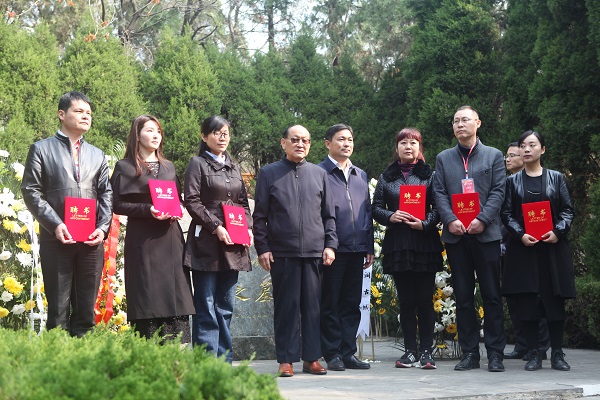 頒發(fā)證書.jpg