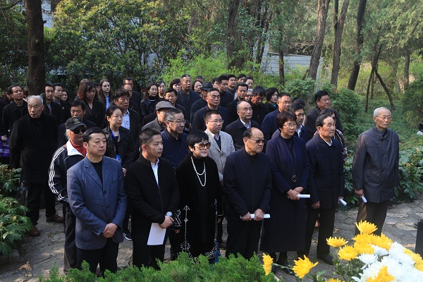 祭掃現(xiàn)場(chǎng)2.jpg