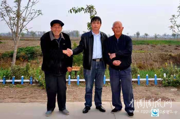 界首一中黨委書記萬(wàn)幸深入扶貧包聯(lián)村認(rèn)真開展“四項(xiàng)活動(dòng)”