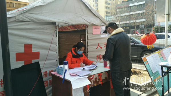 最美在職黨員、市法院科員吳毛毛在卡點登記.png