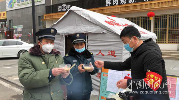 最美退伍專崗工作人員葛長龍為卡點值守人員送元宵.png