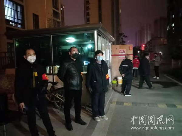 最美社區(qū)人在各自卡點工作.png