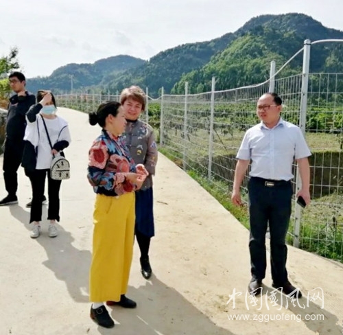  松桃縣委常委副縣長趙啟亮陪同蘇州企業(yè)到如阿雅油蓬示范基地調(diào)研考察