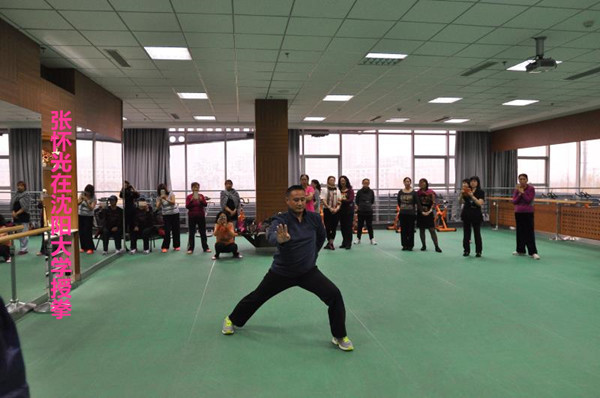 沈陽(yáng)大學(xué)授拳.jpg