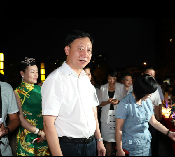 淮北市旗袍文化協(xié)會在安徽省“十佳夜游街區(qū)”授牌儀式暨“文旅融合·點亮相城”開幕式上受好評