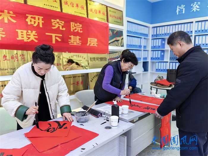 揮毫潑墨寫詩詞，千家萬戶送春聯(lián)！