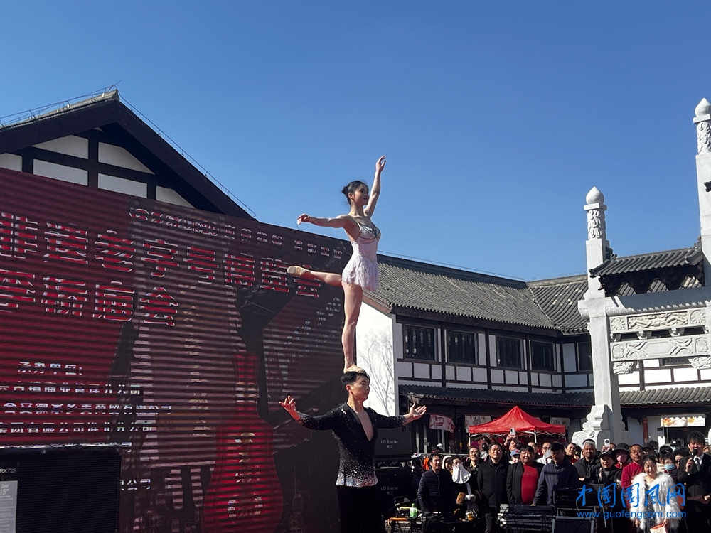  西安戰(zhàn)士戰(zhàn)旗雜技團助力淮北市首屆非遺老字號博覽會開幕式活動