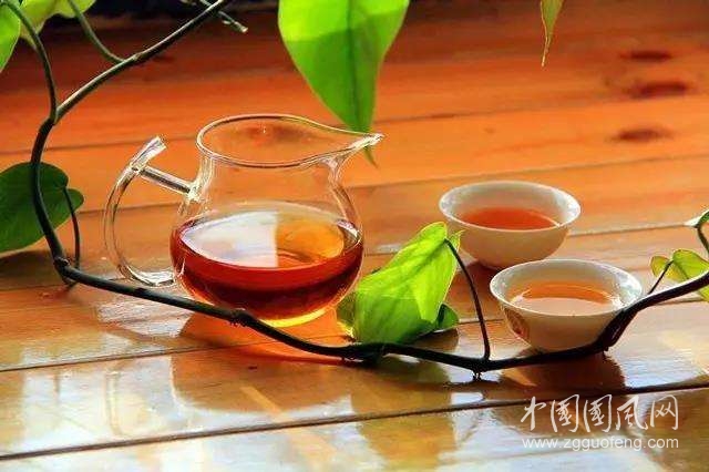 女人春季喝茶養(yǎng)顏 須避開6個(gè)時(shí)期