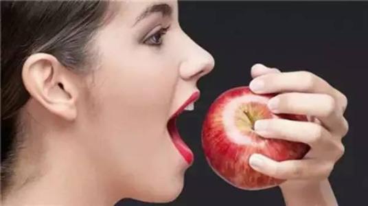 晚上吃蘋果為什么說，吃的是“毒”蘋果？