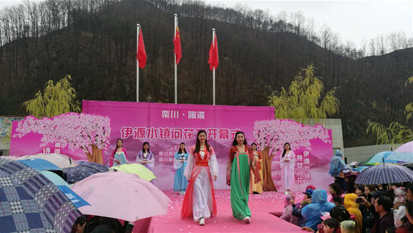 數(shù)千名游客冒雨來賞桃花美景，品野菜餃子