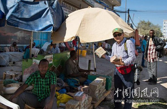這個(gè)國(guó)家窮得只剩下錢，鈔票在街頭成捆賣！