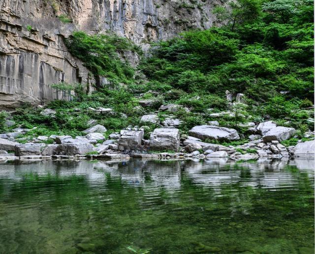 和太行大峽谷同屬一個大景區(qū)，沒有門票，幾十元管吃住，景美如畫