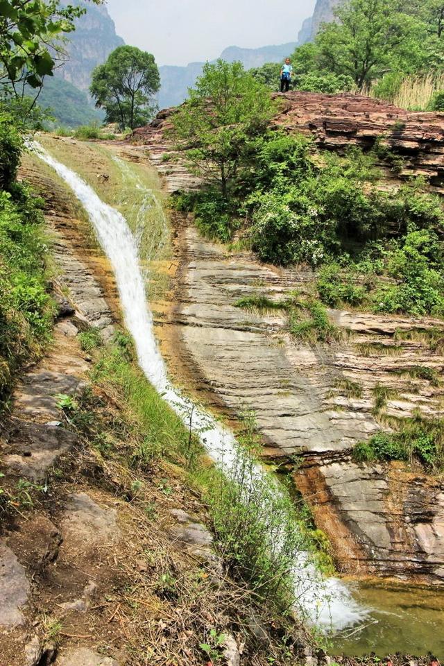 和太行大峽谷同屬一個大景區(qū)，沒有門票，幾十元管吃住，景美如畫