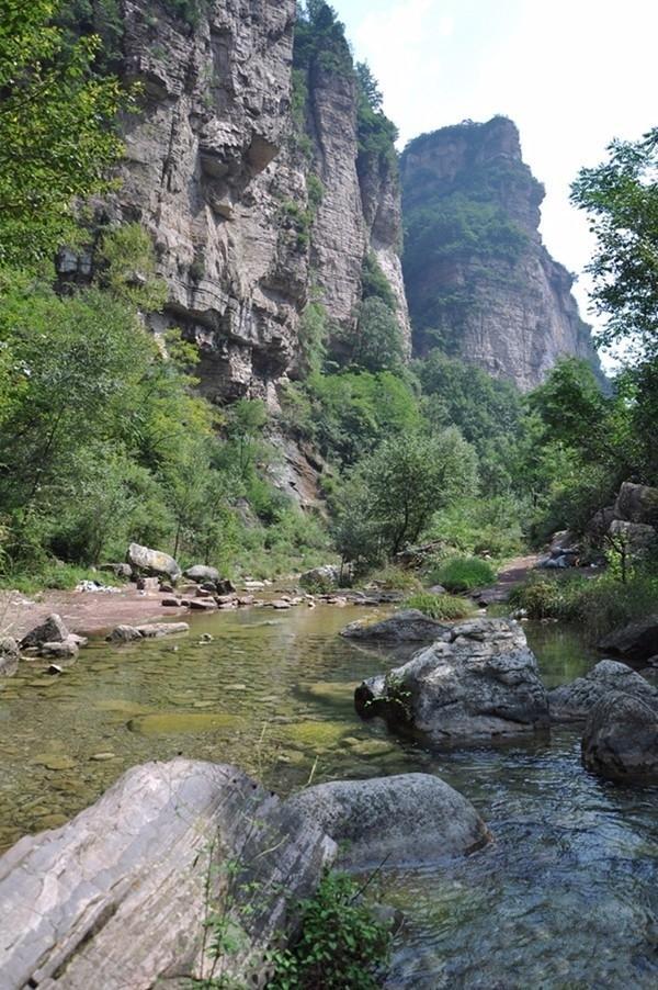 和太行大峽谷同屬一個大景區(qū)，沒有門票，幾十元管吃住，景美如畫