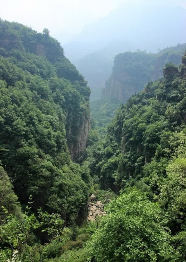 和太行大峽谷同屬一個大景區(qū)，沒有門票，幾十元管吃住，景美如畫