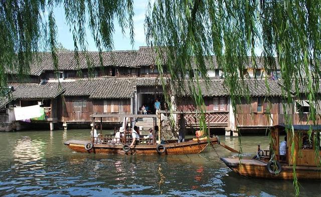 中國(guó)最會(huì)賺錢(qián)的古鎮(zhèn)在浙江：門(mén)票200元，一年超1千萬(wàn)游客搶著來(lái)！