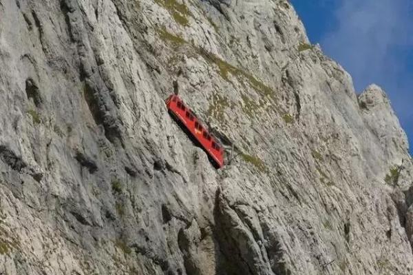 世界上最陡峭的火車，車身一半懸空于山脊