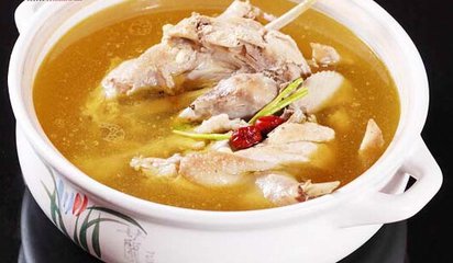 土雞燉湯營養(yǎng)豐富，3類人群最適合