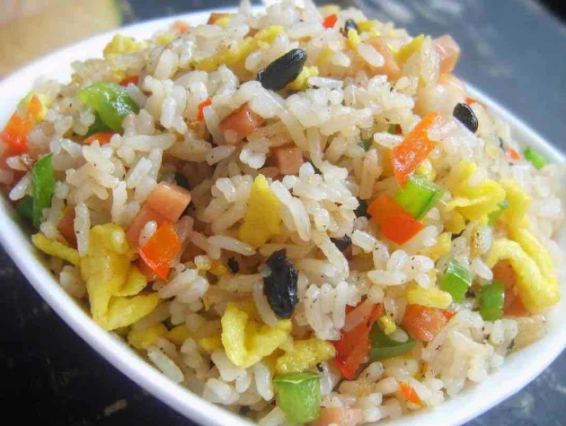 蛋炒飯到底是先放雞蛋還是先放米飯？