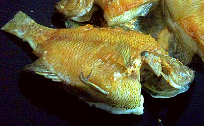 煎魚時(shí)總掉皮還粘鍋？給你支個(gè)招