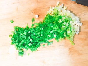 蔥油雞（雞腿可以這樣吃快手菜）的做法 步驟1