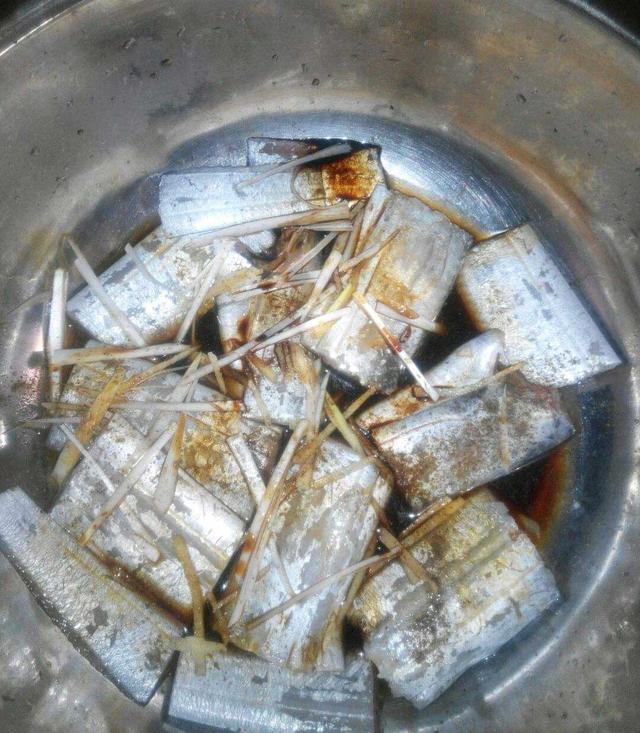 30年來奶奶做帶魚的秘訣，不用油炸，掌握三步，皮酥肉嫩吃不過癮