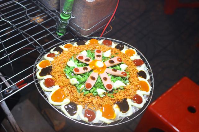 越南夜市上的奇葩食物，炭烤的披薩，手提的龍蝦，你見過幾種？