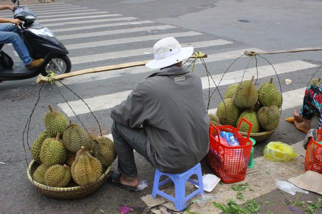 越南夜市上的奇葩食物，炭烤的披薩，手提的龍蝦，你見過幾種？