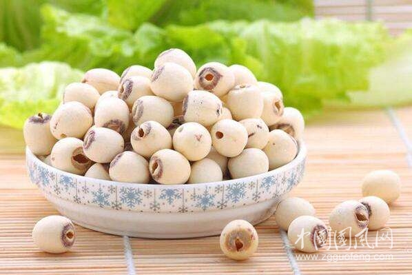 夏天吃蓮子好處多多，補(bǔ)腸胃、養(yǎng)五臟