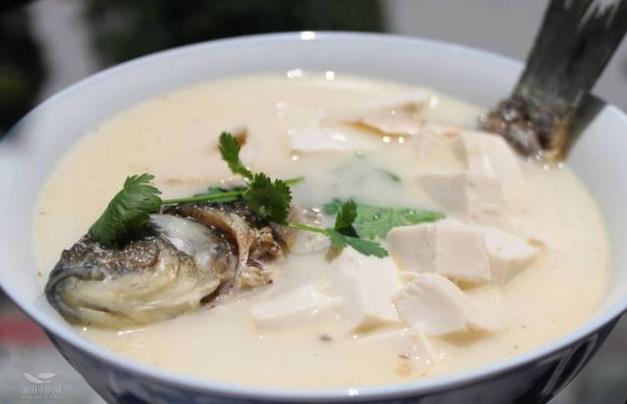 燉&ldquo;魚湯&rdquo;時，要放冷水，還是熱水？原來我總放錯了，難怪湯不鮮