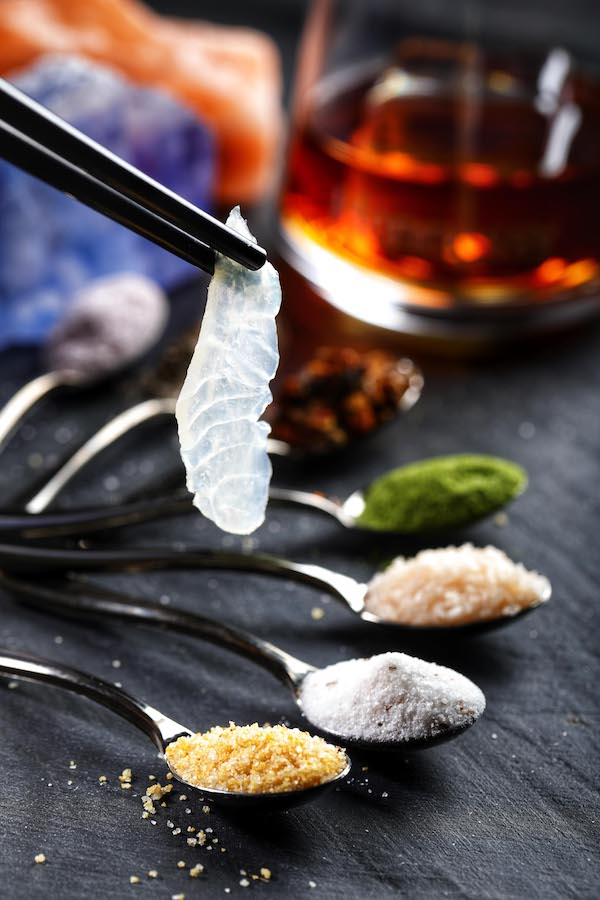 魚(yú)生是順德招牌美食。五彩配料切成細(xì)絲，加入油鹽拌勻而食，口感爽脆又不失香腴潤(rùn)滑。