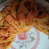 步驟圖:將瀝水的意面加入炒好的醬料中拌勻。