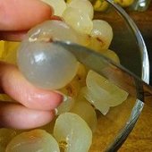 步驟圖:桂圓肉剝出來以后。用小刀從中間劃開。就是切到核。轉(zhuǎn)