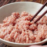 步驟圖:接著放入絞好的肉皮凍。*注：肉餡與皮凍比例是7:3