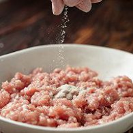 步驟圖:肉餡：200g肉糜加1勺料酒、1勺生抽、少許鹽、少
