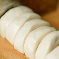 步驟圖:生煎皮：200g低筋面粉、1g酵母、1g泡打粉、少