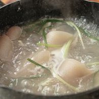 步驟圖:肉皮凍：起鍋，水煮沸后加入500g洗凈的肉皮、適量