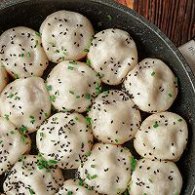 步驟圖:蓋大火煎8分鐘左右開蓋，撒上適量黑芝麻、蔥花，繼續(xù)
