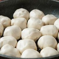 步驟圖:冷鍋冷油，將包好的生煎包均勻碼入鍋內(nèi)，大火煎至底部