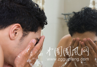 男人護(hù)膚要講究“零負(fù)擔(dān)”
