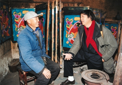 馮驥才(右)在普查中發(fā)現(xiàn)了天津楊柳青鎮(zhèn)南宮莊子唯一活態(tài)的&ldquo;粗活&rdquo;年畫藝人王學(xué)勤（左）
