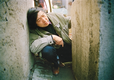 馮驥才在窯洼炮臺(tái)附近發(fā)現(xiàn)一塊有重要?dú)v史信息的古碑。