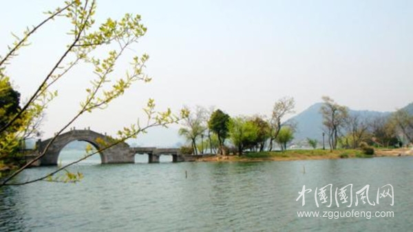 跨湖春漲.jpg